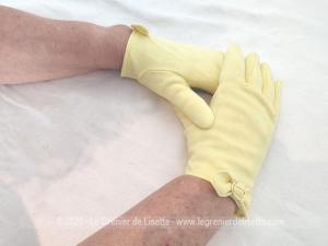 Paire de gants vintage faux daim jaune pastel poignet boucle