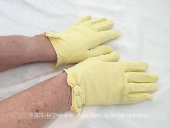 Voici en taille 7,  une paire de gants vintage en faux daim jaune pastel légèrement extensible avec une boucle sur le poignet façon ceinture avec rabat. Pour des mains élégantes et vintages.