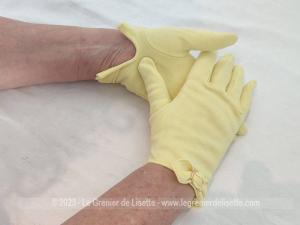 Paire de gants vintage faux daim jaune pastel poignet boucle