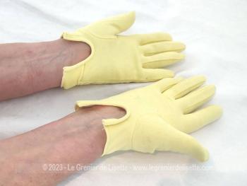 Voici en taille 7,  une paire de gants vintage en faux daim jaune pastel légèrement extensible avec une boucle sur le poignet façon ceinture avec rabat. Pour des mains élégantes et vintages.