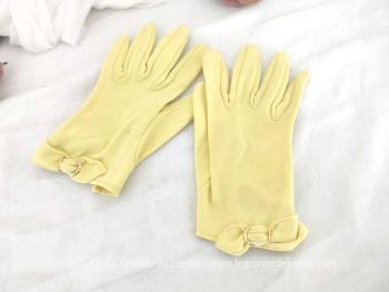 Voici en taille 7,  une paire de gants vintage en faux daim jaune pastel légèrement extensible avec une boucle sur le poignet façon ceinture avec rabat. Pour des mains élégantes et vintages.