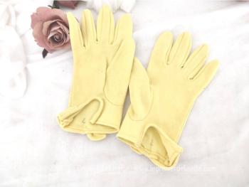 Voici en taille 7,  une paire de gants vintage en faux daim jaune pastel légèrement extensible avec une boucle sur le poignet façon ceinture avec rabat. Pour des mains élégantes et vintages.