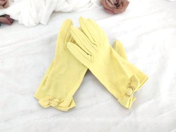 Voici en taille 7,  une paire de gants vintage en faux daim jaune pastel légèrement extensible avec une boucle sur le poignet façon ceinture avec rabat. Pour des mains élégantes et vintages.
