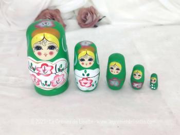 Voici un  jeu récent de 5 poupées Russes pour trop belles, sur fond vert et de grosses fleurs.