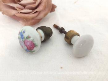 Voici deux petites poignées en porcelaine dont une unie blanche avec tige filetée et une décorée de fleurs avec trou pour recevoir la tige filetée.