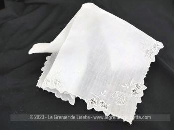 Voici un ancien mouchoir de mariée en linon blanc avec sa fine bordure en broderies en vagues et avec dans un angle des broderies ajourées en forme de fleurs avec au centre les monogrammes MB .