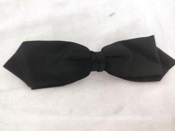Ancien noeud papillon, tout en beau tissus satiné noir qui se met en place grâce à deux pinces séparées, l'une et l'ouvre s'ouvrant séparément, à droite et à gauche, avec toujours une partie fixe sur le tissus. Vintage pour hommes et femmes !