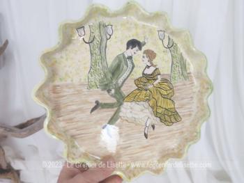 Sur 27.5 cm de diamètre, voici un plat à tarte décoré d'un dessin fait main d'un couple qui danse le Charleston. Superbe et unique.