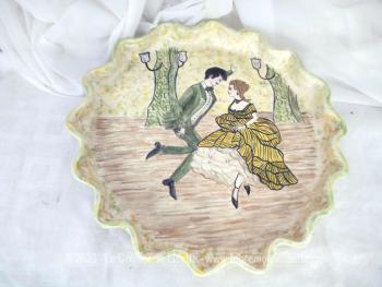 Sur 27.5 cm de diamètre, voici un plat à tarte décoré d'un dessin fait main d'un couple qui danse le Charleston. Superbe et unique.