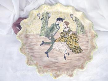 Sur 27.5 cm de diamètre, voici un plat à tarte décoré d'un dessin fait main d'un couple qui danse le Charleston. Superbe et unique.