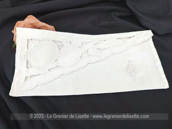Entièrement fait à la main en drap de coton blanc et décoré de broderies ajourées, voici un beau et ancien range-serviette avec les monogrammes SA brodés. Pièce unique.