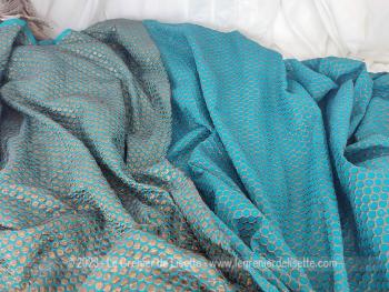 Sur 295 cm de long et 114 cm de large, voici un coupon de superbe tissus en polyester mélangé sur fond bleu lagon avec pastilles dorées d'un coté et losanges de l'autre, sans vraiment savoir ce qui est l'endroit de l'envers. Superbe !