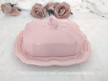 Voici un beau beurrier vintage rose poudré, très tendance shabby et réalisé en faïence Salins France. Quelques traces d'éclat mais que de charme !