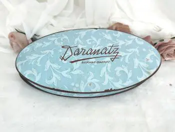 Ancienne boite ovale en carton pour les confiseries Daranatz de Bayonne Biarritz de 27 cm de long sur 13 cm avec le couvercle et le socle habillés de papier. Superbe, vintage mais vide !