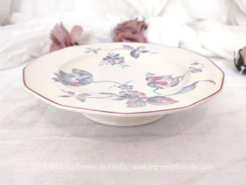 Sur 21.5 x 5 cm et 14 cotés, voici un charmant et ancien petit compotier décoré de fleurs grises et roses estampillé Villeroy et Boch Mettlach, Made in Saar-Basin. 