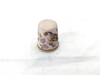 Beau dé à coudre en céramique décoré à la main d'un oiseau sur une branche fleuries avec à l'intérieur l'estampille A et Portugal.