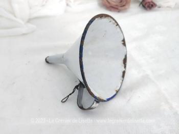 Rempli d'authenticité avec ses éclats, sa patine et ses traces d'oxydation, voici un très beau et ancien entonnoir en tôle émaillée blanc avec un vestige de liseré bleu sur le contour.