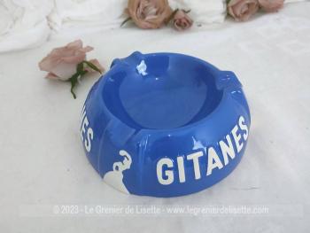 Datant des années 60, voici un grand cendrier rond avec  publicitaire pour la marque de cigarette "Gitanes" en céramique de la manufacture Longchamp, avec les inscriptions et motif en relief, estampillé sous la base 'Longchamp France".