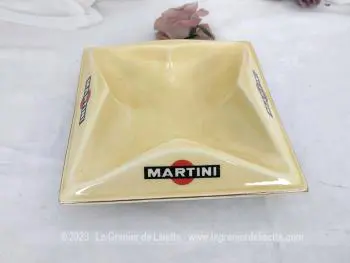 Datant des années 60/70, voici un grand cendrier carré  réalisé en céramique Procéram de couleur jaune paille pour la marque Martini, (modèle déposé), avec emplacements prévus pour cigares.