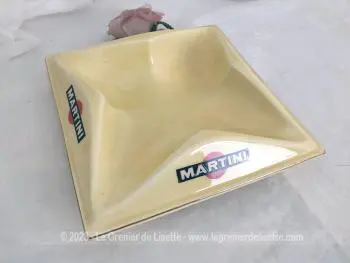 Datant des années 60/70, voici un grand cendrier carré  réalisé en céramique Procéram de couleur jaune paille pour la marque Martini, (modèle déposé), avec emplacements prévus pour cigares.