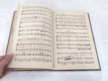 Voici un grand livre broché contenant la partition de la fin du XIX° de l'Opéra Les Noces de Jeannette de V. Massée, sur 125 pages un peu piquées par le temps passé.