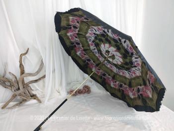 Avec un manche en cuir, voici une belle ombrelle/parapluie  habillée par deux deux tissus, un extérieur noir et un intérieur à fleurs pour cacher les baleines. Look rétro assuré !