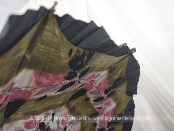 Avec un manche en cuir, voici une belle ombrelle/parapluie  habillée par deux deux tissus, un extérieur noir et un intérieur à fleurs pour cacher les baleines. Look rétro assuré !