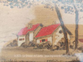 Datant des années 50/60 et fait main, voici un ancien petit plateau en bois mettant en valeur un paysage réalisé en pyrogravure et signé, surmonté d'une vitre. Pièce unique.