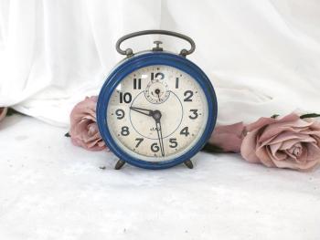 Ancien réveil Jaz métal laqué en bleu et gris à l'allure très tendance vintage et shabby à la fois, avec un vrai tic-tac et toutes ses clés pour vous réveiller avec sursaut !