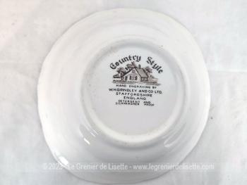 Voici un service dessert avec un petit saladier et 10 assiettes porcelaine en porcelaine anglaise estampillés "Staffordshire England" dans une couleur taupe.