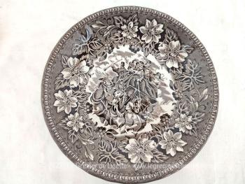 Voici un service dessert avec un petit saladier et 10 assiettes porcelaine en porcelaine anglaise estampillés 