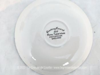 Voici un service dessert avec un petit saladier et 10 assiettes porcelaine en porcelaine anglaise estampillés 