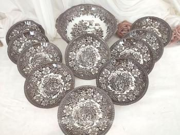 Voici un service dessert avec un petit saladier et 10 assiettes porcelaine en porcelaine anglaise estampillés 