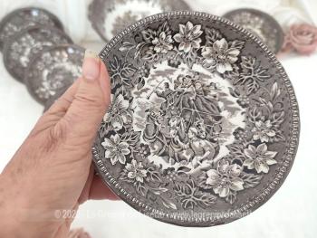 Voici un service dessert avec un petit saladier et 10 assiettes porcelaine en porcelaine anglaise estampillés 