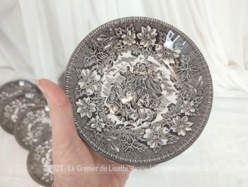 Voici un service dessert avec un petit saladier et 10 assiettes porcelaine en porcelaine anglaise estampillés 