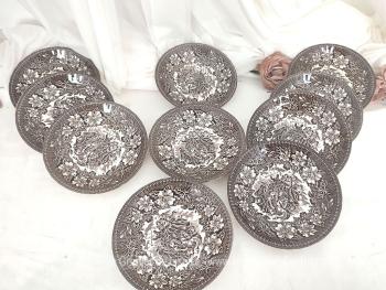 Voici un service dessert avec un petit saladier et 10 assiettes porcelaine en porcelaine anglaise estampillés 