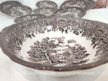 Voici un service dessert avec un petit saladier et 10 assiettes porcelaine en porcelaine anglaise estampillés 