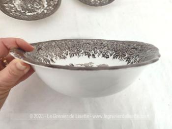 Voici un service dessert avec un petit saladier et 10 assiettes porcelaine en porcelaine anglaise estampillés 