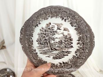 Voici un service dessert avec un petit saladier et 10 assiettes porcelaine en porcelaine anglaise estampillés 