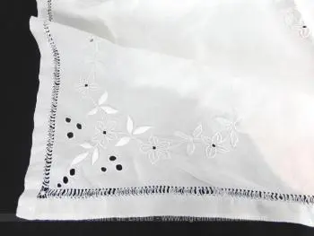 Sur 65 x 103 cm, voici une belle sur-nappe en coton de lin fait main décorée de jours de Venise, de guirlandes de fleurs brodées et de broderies ajourés.