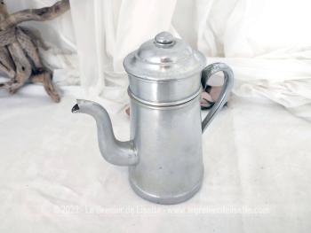 Voici une ancienne cafetière de nos grand-mères, entière et très légère, et toute en aluminium.