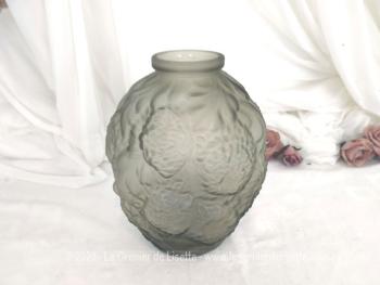 Sur 23 cm de haut, voici un superbe vase des années 40/50 en verre moulé fumé, dans le style Art Déco avec ses décors de fleurs et feuilles stylisés. Estampillé Made in France. Vraiment magnifique !