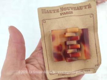 Retrouvée dans un stock d'une ancienne mercerie, voici une boucle de ceinture en bakélite composée de 2 parties qui s'entrecroisent pour se fermer, toujours sur son support carton "Haute Nouveauté Paris".  Vintage comme on aime !