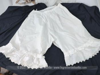 Voici une ancienne culotte longue façon panty, fait main  avec dentelle froncées pour une taille 34 cm à plat et plus large aux hanches. Top look vintage !