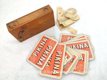 Voici un ensemble composé d'un jeu de 32 anciennes cartes à jouer, cadeau publicitaires des années 50 pour les apéritifs Pikina, rangées dans une petite boite en bois à tiroir secret et son lot de jetons en os.