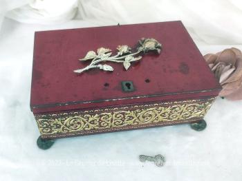 Ancienne belle boite métallique sérigraphié en rouge et or  avec sur le couvercle une fleur dorée en relief. Il y a 4 pieds ouvragés et une serrure et une clé.