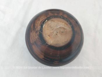 Sur 4.5 x 8,2 cm, voici une belle boite en bois tourné, petit vide poche ou bonbonnière, portant sur le couvercle la photo de la Basilique de Lourdes et sur le coté l'inscription 