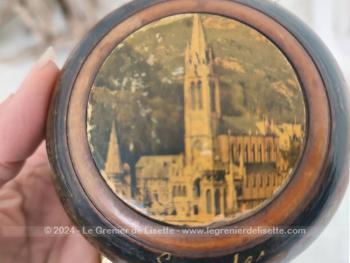 Sur 4.5 x 8,2 cm, voici une belle boite en bois tourné, petit vide poche ou bonbonnière, portant sur le couvercle la photo de la Basilique de Lourdes et sur le coté l'inscription 