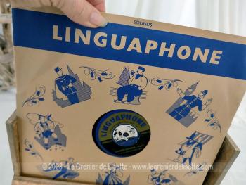 Datant des années 60 et Made in England, voici un coffret valisette de chez "Linguaphone Institute" contenant 16 disques 78T de cours d'Anglais. Sans le livret d'explication.