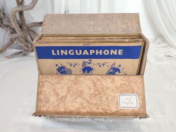 Datant des années 60 et Made in England, voici un coffret valisette de chez "Linguaphone Institute" contenant 16 disques 78T de cours d'Anglais. Sans le livret d'explication.